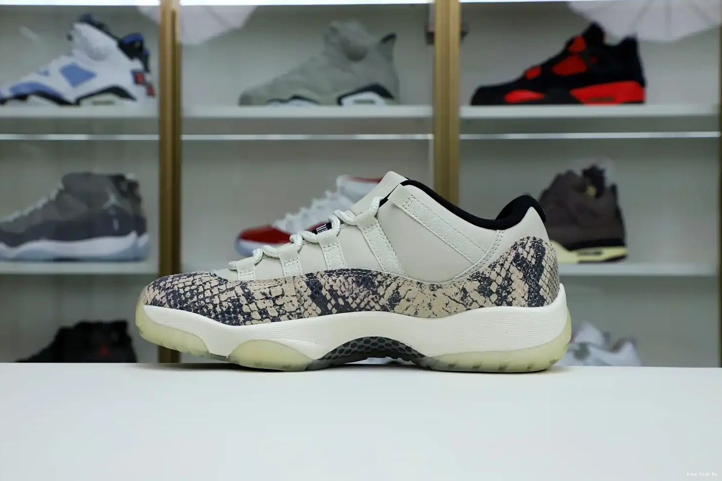 Kimikick BONE AIR SNAKESKIN LIGHT LOW 11 JORDAN 0419